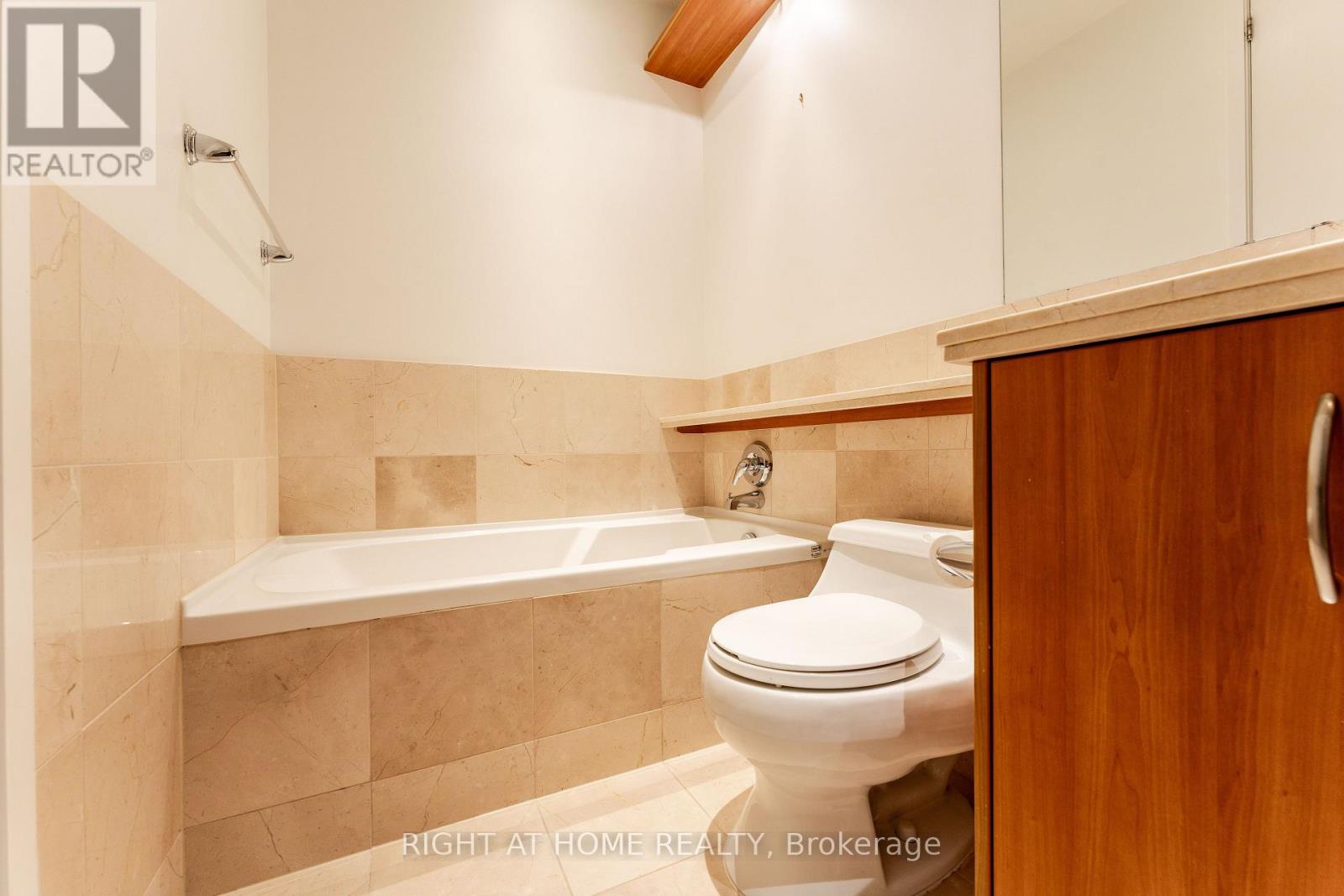 402 - 48 St Clair Avenue W, Toronto, Ontario  M4V 2Z2 - Photo 26 - C12726020