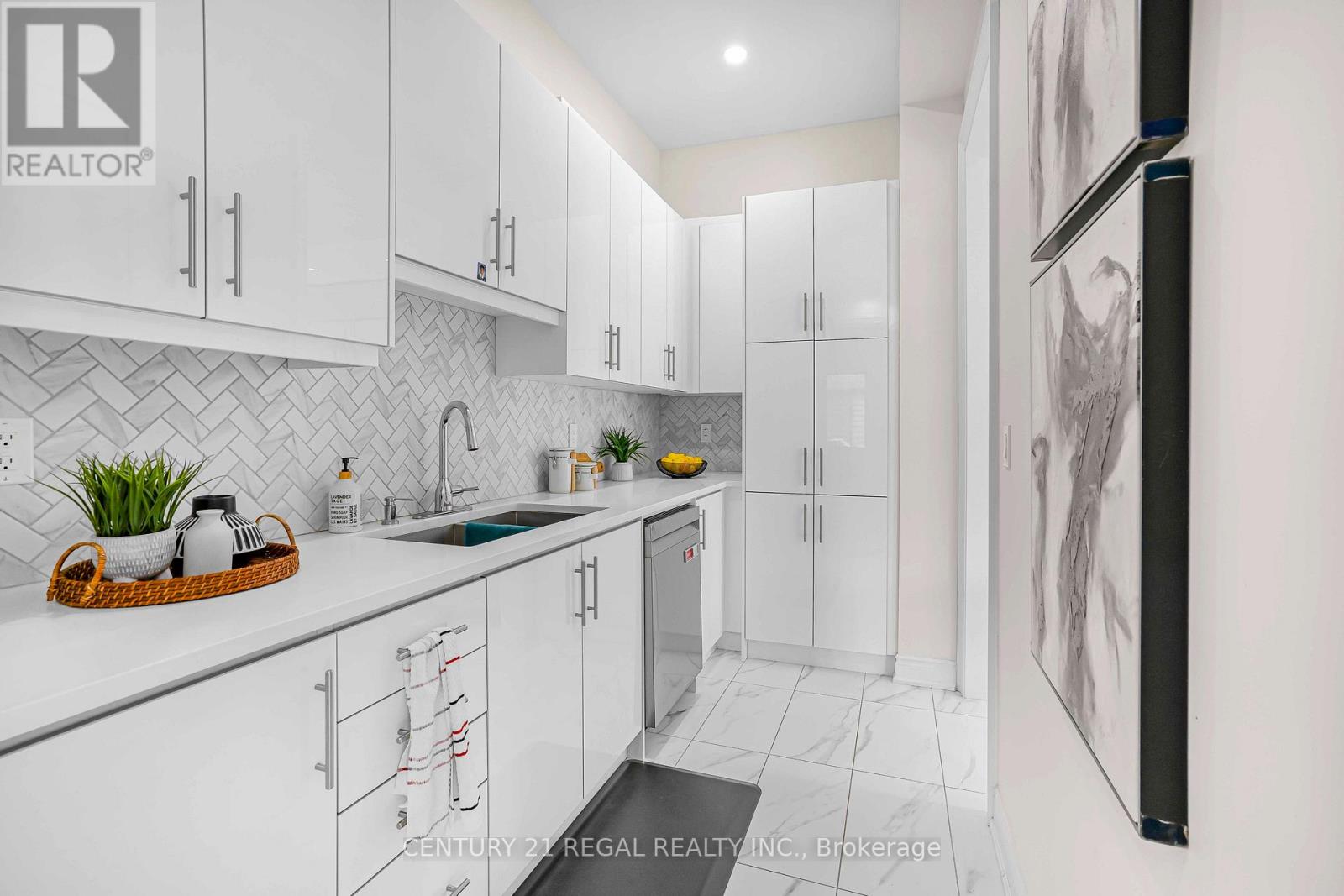 15 Ballanview Court, Whitchurch-Stouffville, Ontario  L4A 4W9 - Photo 11 - N12726068