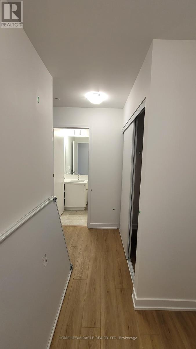 608 - 500 Plains Road E, Burlington, Ontario  L7T 2E1 - Photo 2 - W12725972