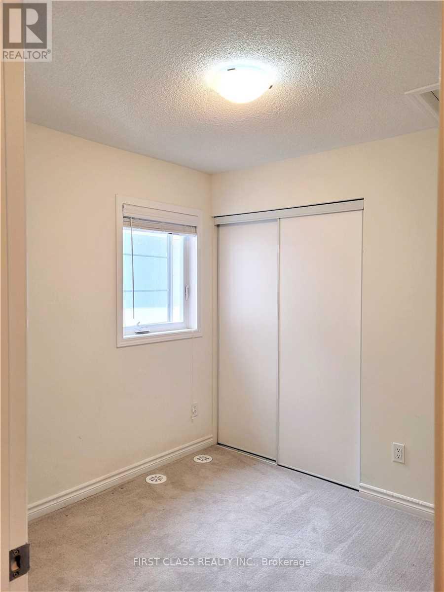 944 Balsam Court, Milton, Ontario  L9E 1R6 - Photo 11 - W12726066