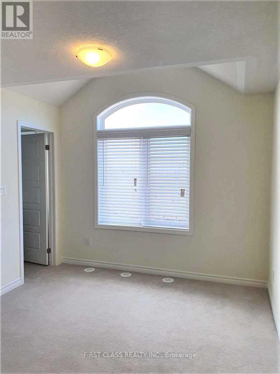 944 Balsam Court, Milton, Ontario  L9E 1R6 - Photo 9 - W12726066