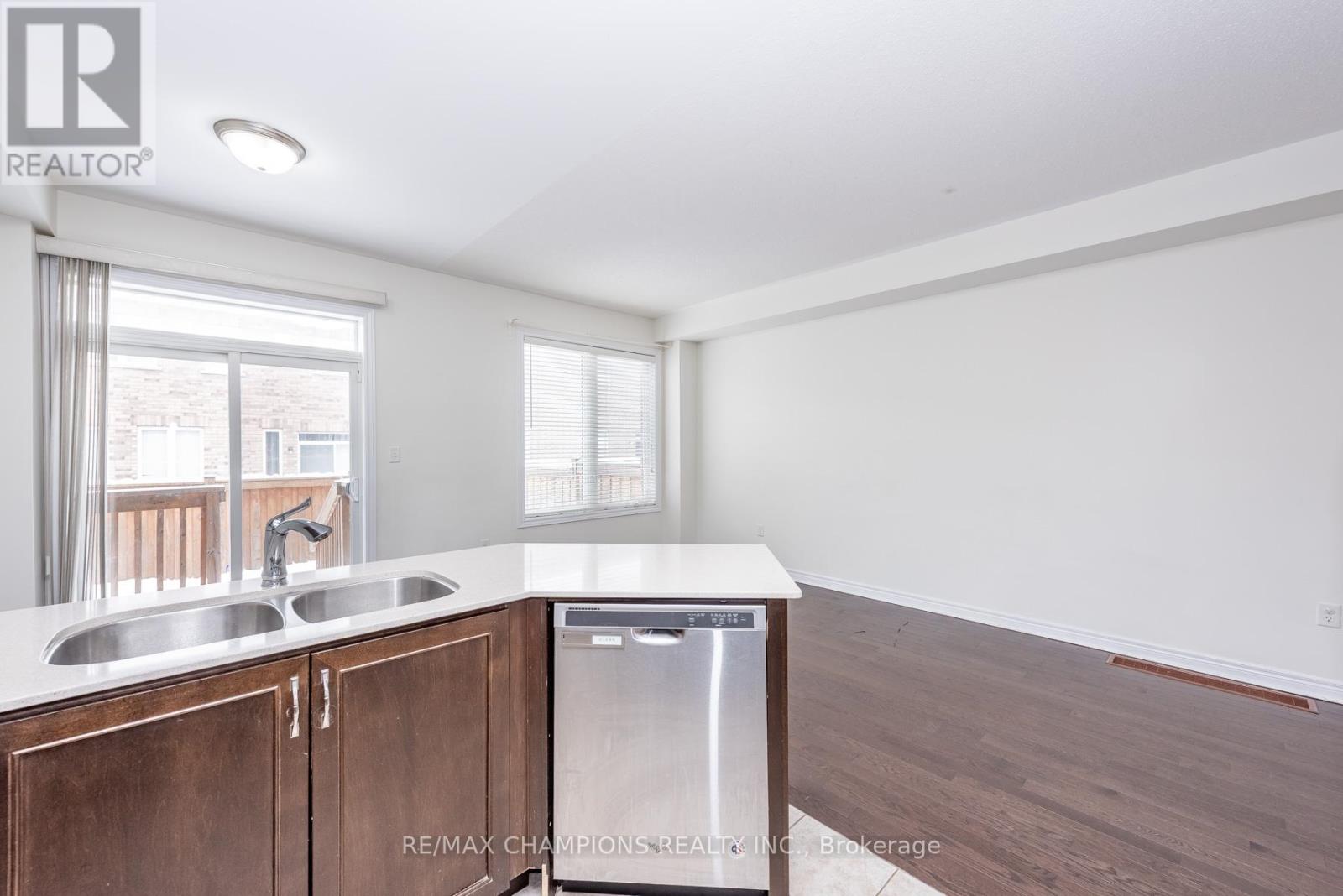 64 Pennycross Crescent, Brampton, Ontario  L7A 4M1 - Photo 10 - W12726106