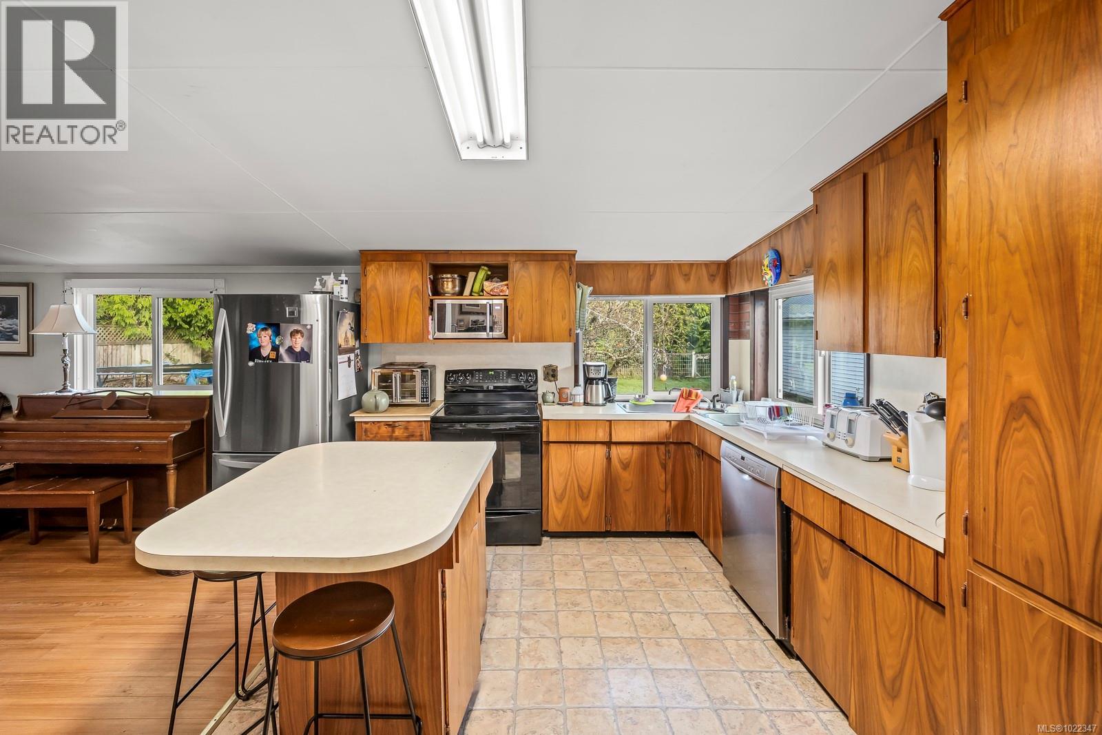 2114 Mckenzie Ave, Comox, British Columbia  V9M 1M7 - Photo 6 - 1022347