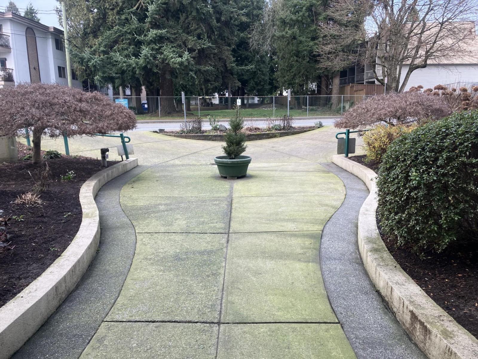 102 33280 E Bourquin Crescent, Abbotsford, British Columbia  V2S 7K2 - Photo 2 - R3082610