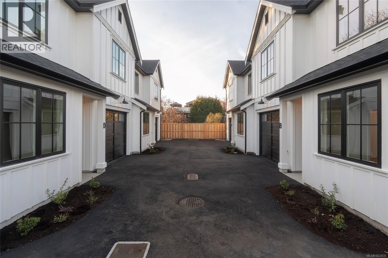 B 1255 Dunsterville Ave, Saanich, British Columbia  V8Z 2W9 - Photo 49 - 1023933