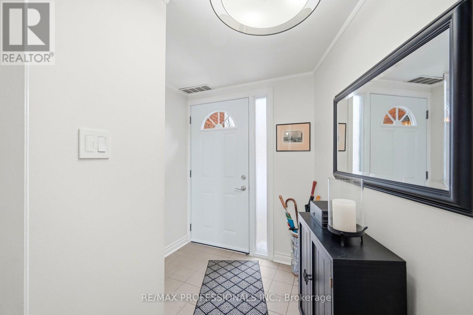 11 - 1755 Rathburn Road E, Mississauga, Ontario  L4W 2M8 - Photo 3 - W12726234