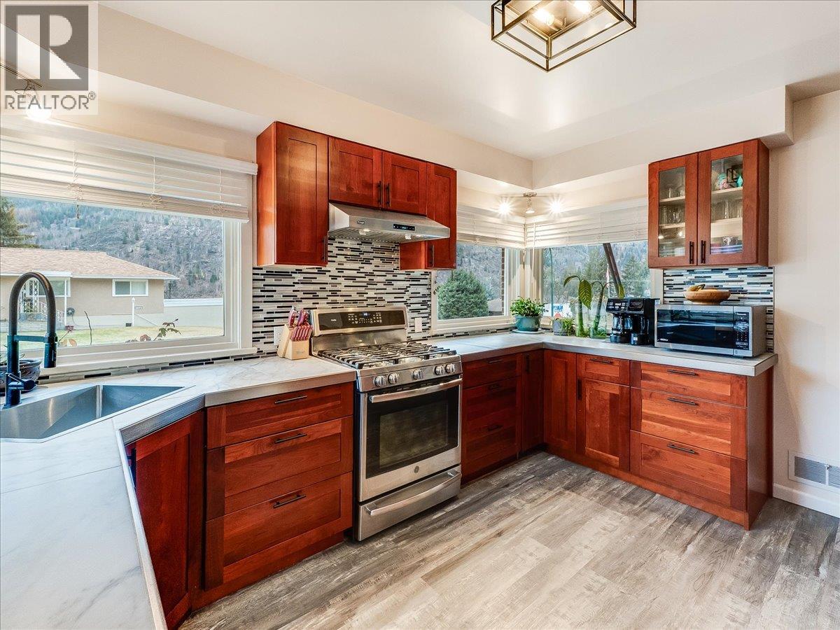 3409 Marigold Drive, Trail, British Columbia  V1R 2X7 - Photo 5 - 10373701