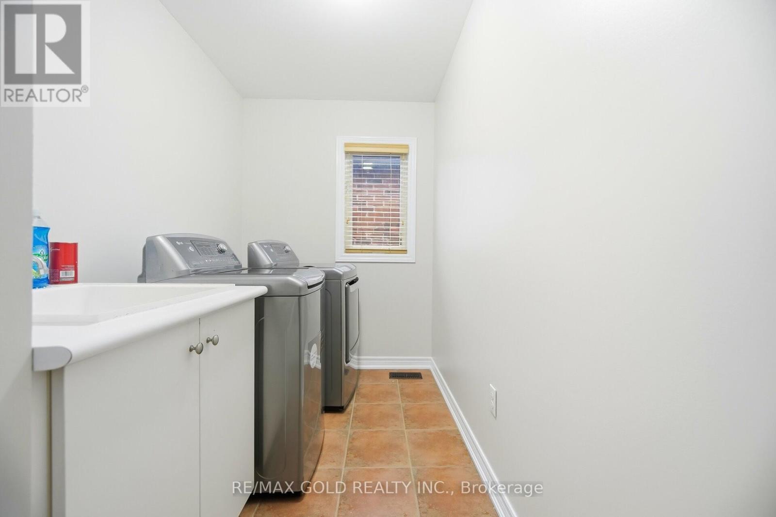 27 Drummondville Drive, Brampton, Ontario  L6P 3S5 - Photo 23 - W12726286