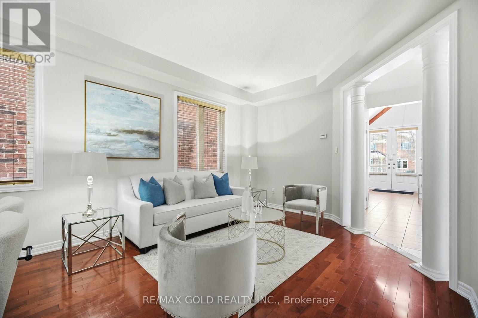 27 Drummondville Drive, Brampton, Ontario  L6P 3S5 - Photo 4 - W12726286