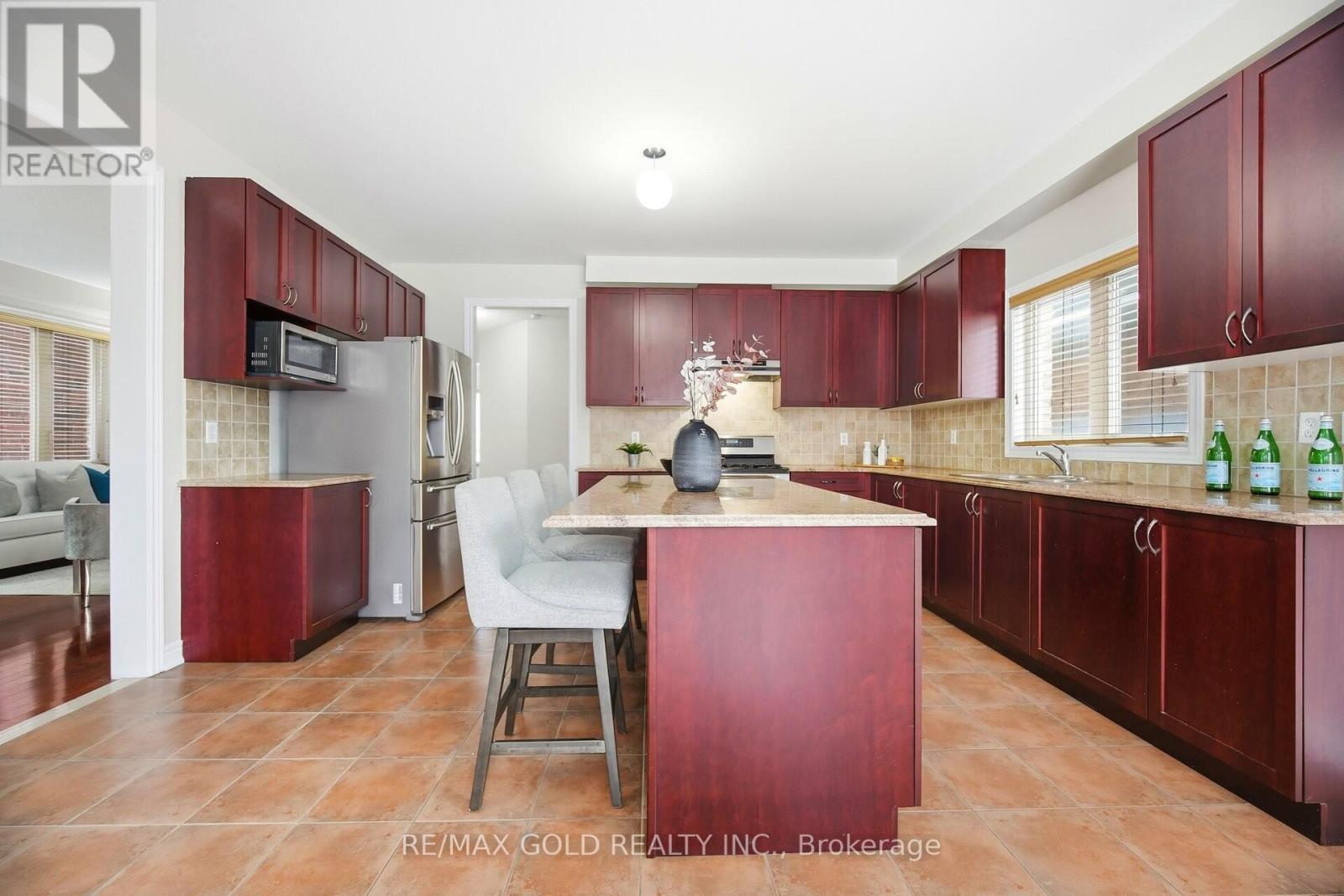 27 Drummondville Drive, Brampton, Ontario  L6P 3S5 - Photo 8 - W12726286