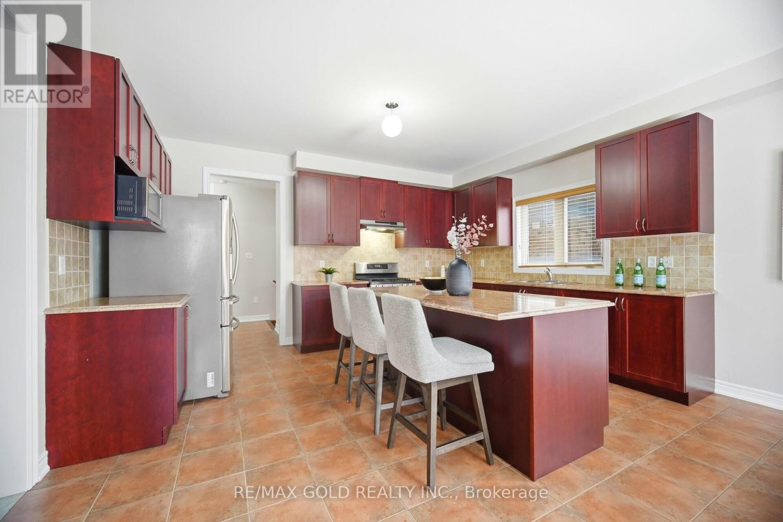 27 Drummondville Drive, Brampton, Ontario  L6P 3S5 - Photo 9 - W12726286