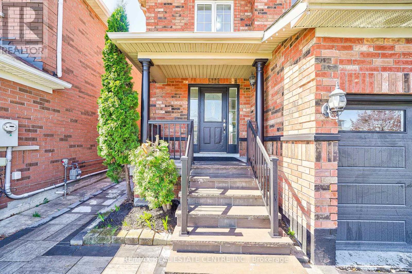 4 Hedgeline Street, Brampton, Ontario  L7A 2Z4 - Photo 2 - W12726314