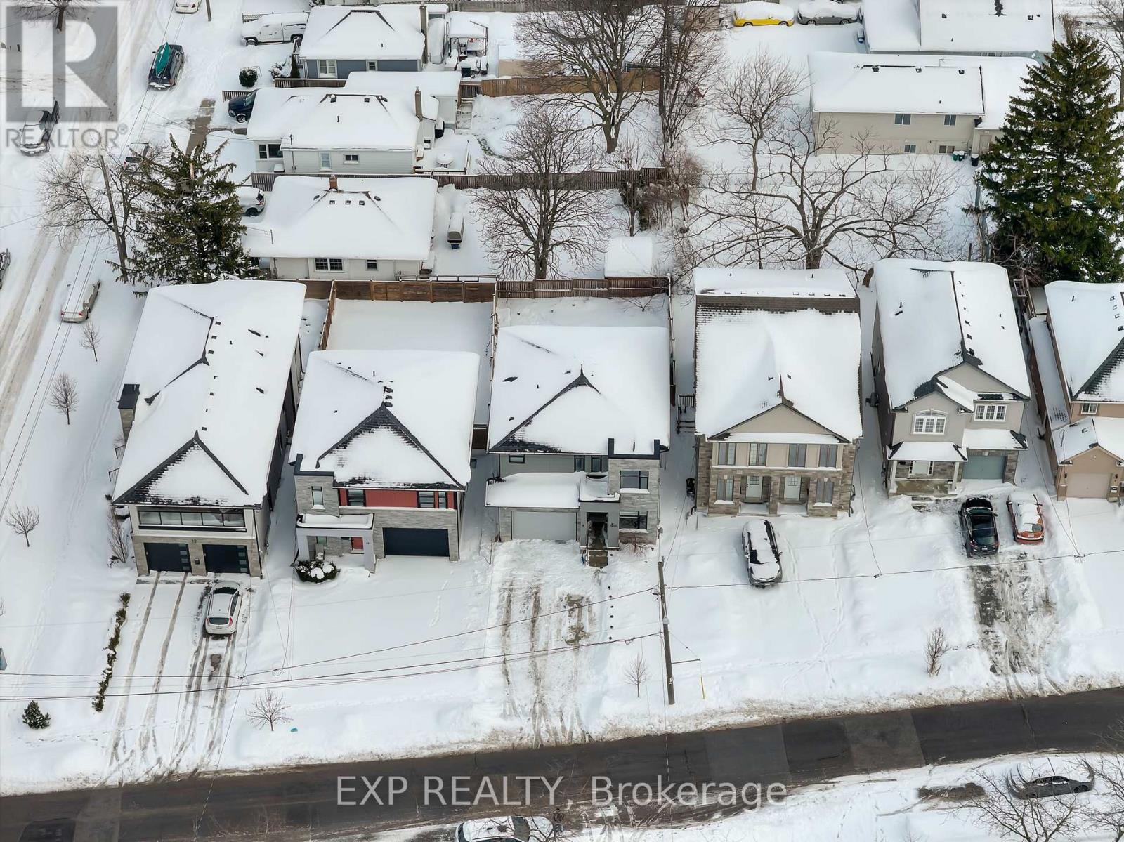 8 Leeson Street, St. Catharines, Ontario  L2T 2R1 - Photo 3 - X12726344