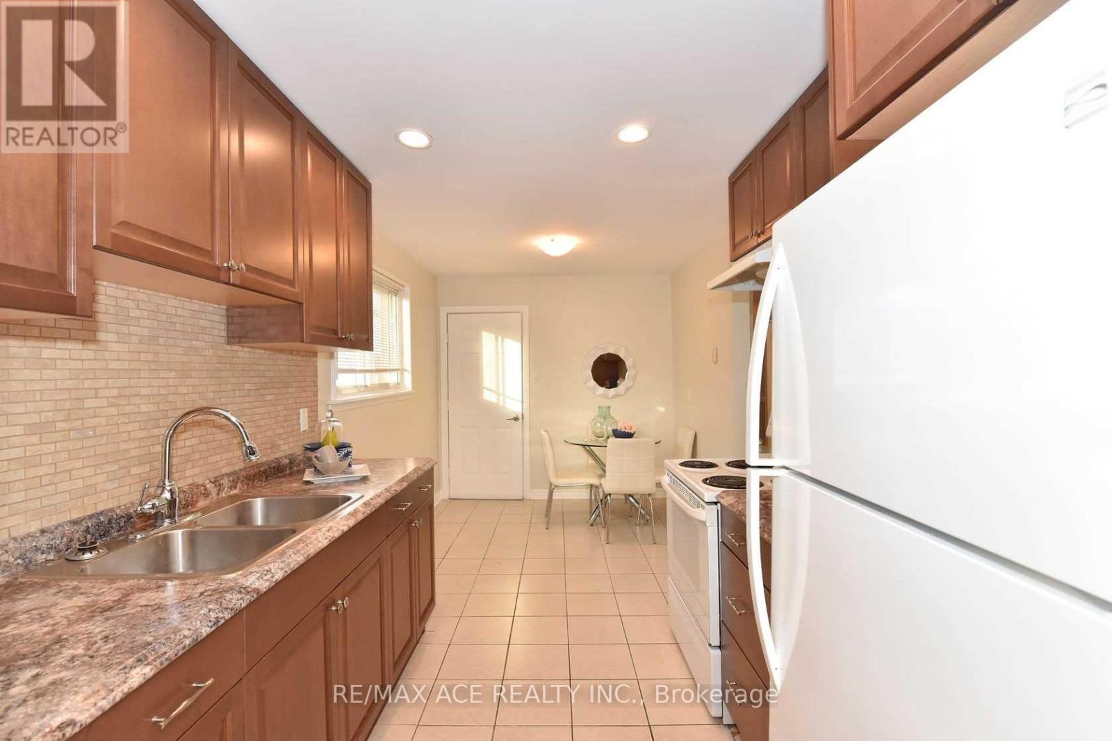 1247 Playford Road, Mississauga, Ontario  L5J 3V9 - Photo 11 - W12726342