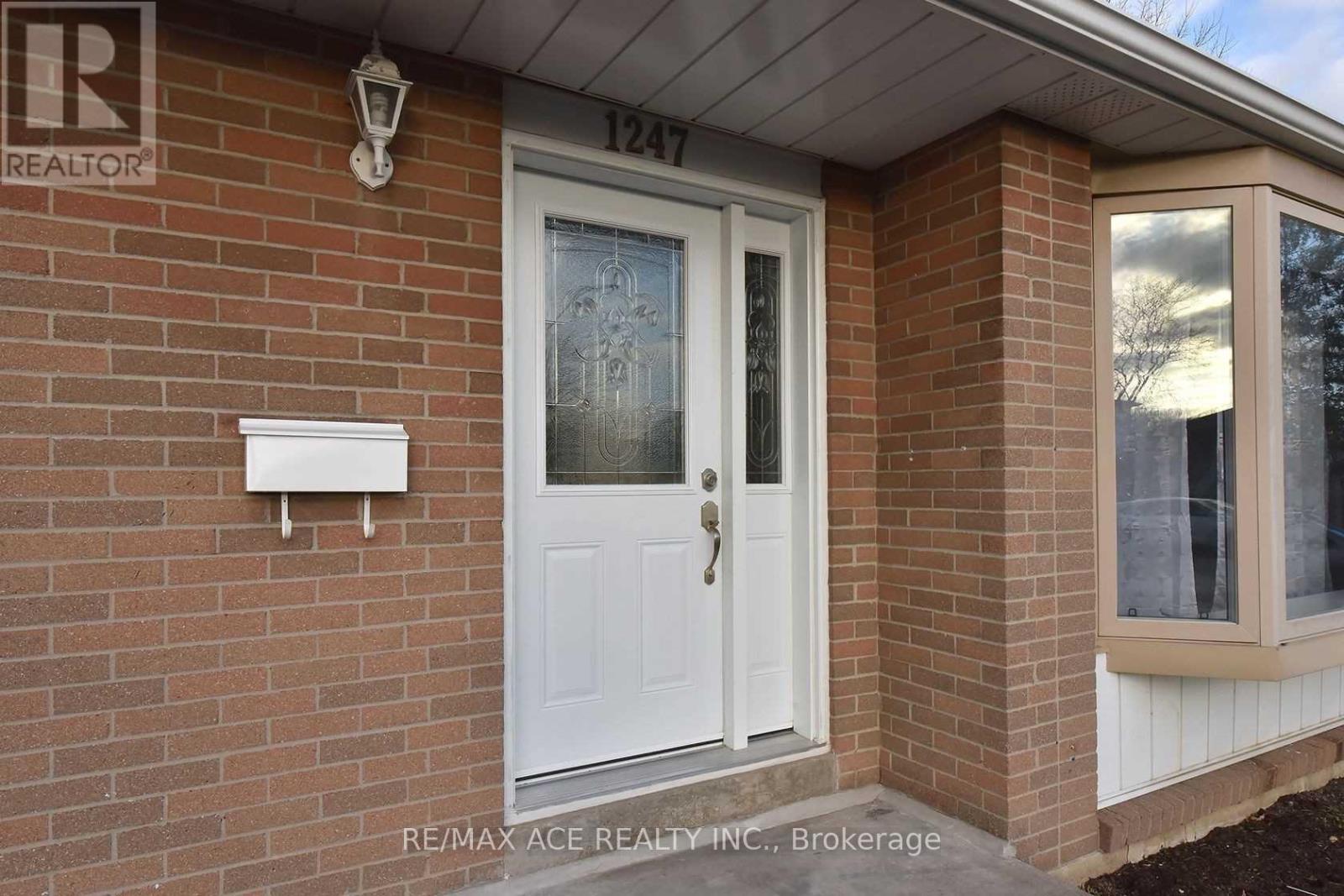 1247 Playford Road, Mississauga, Ontario  L5J 3V9 - Photo 3 - W12726342