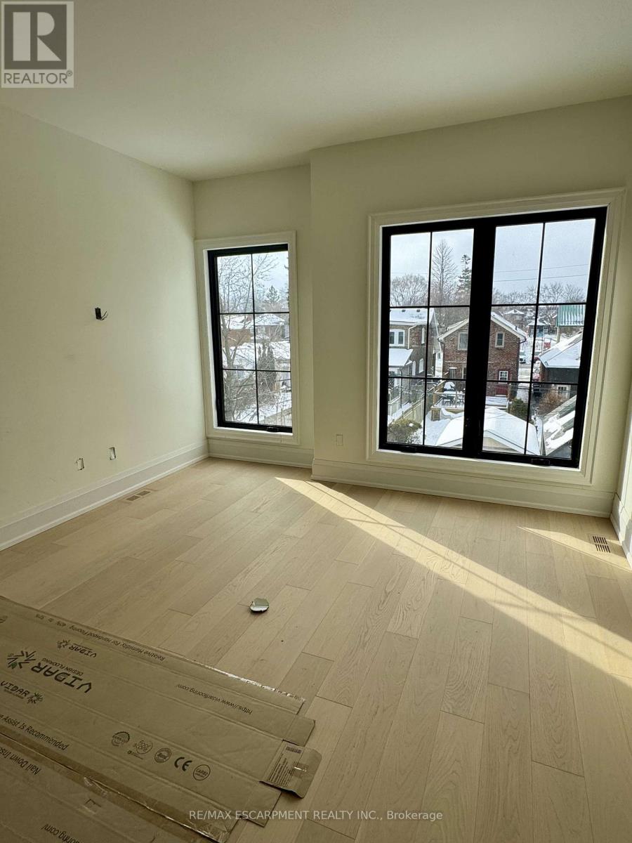 92 Fifth Street, Toronto, Ontario  M8V 2Z3 - Photo 4 - W12726380