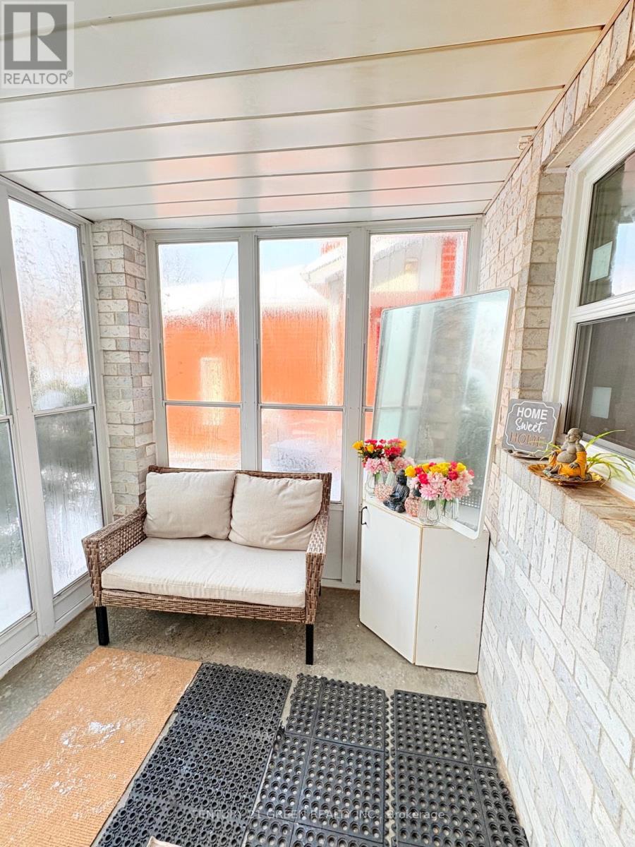 66 Millstone Drive, Brampton, Ontario  L6Y 4P8 - Photo 4 - W12726382