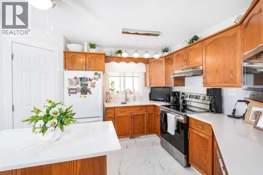 5704 35 Avenue, Camrose, Alberta  T4V 4N2 - Photo 5 - A2251353