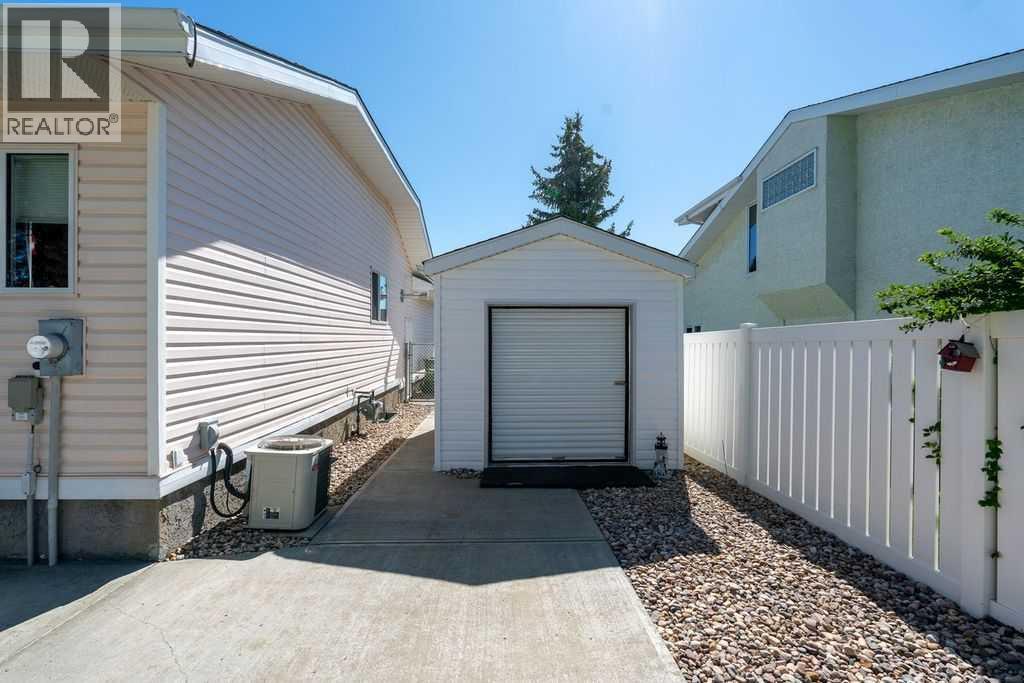 5704 35 Avenue, Camrose, Alberta  T4V 4N2 - Photo 11 - A2251353