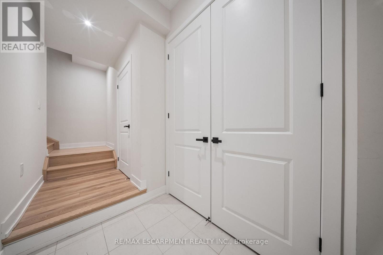 1299 Anthonia Trail, Oakville, Ontario  L6H 7X7 - Photo 11 - W12726398