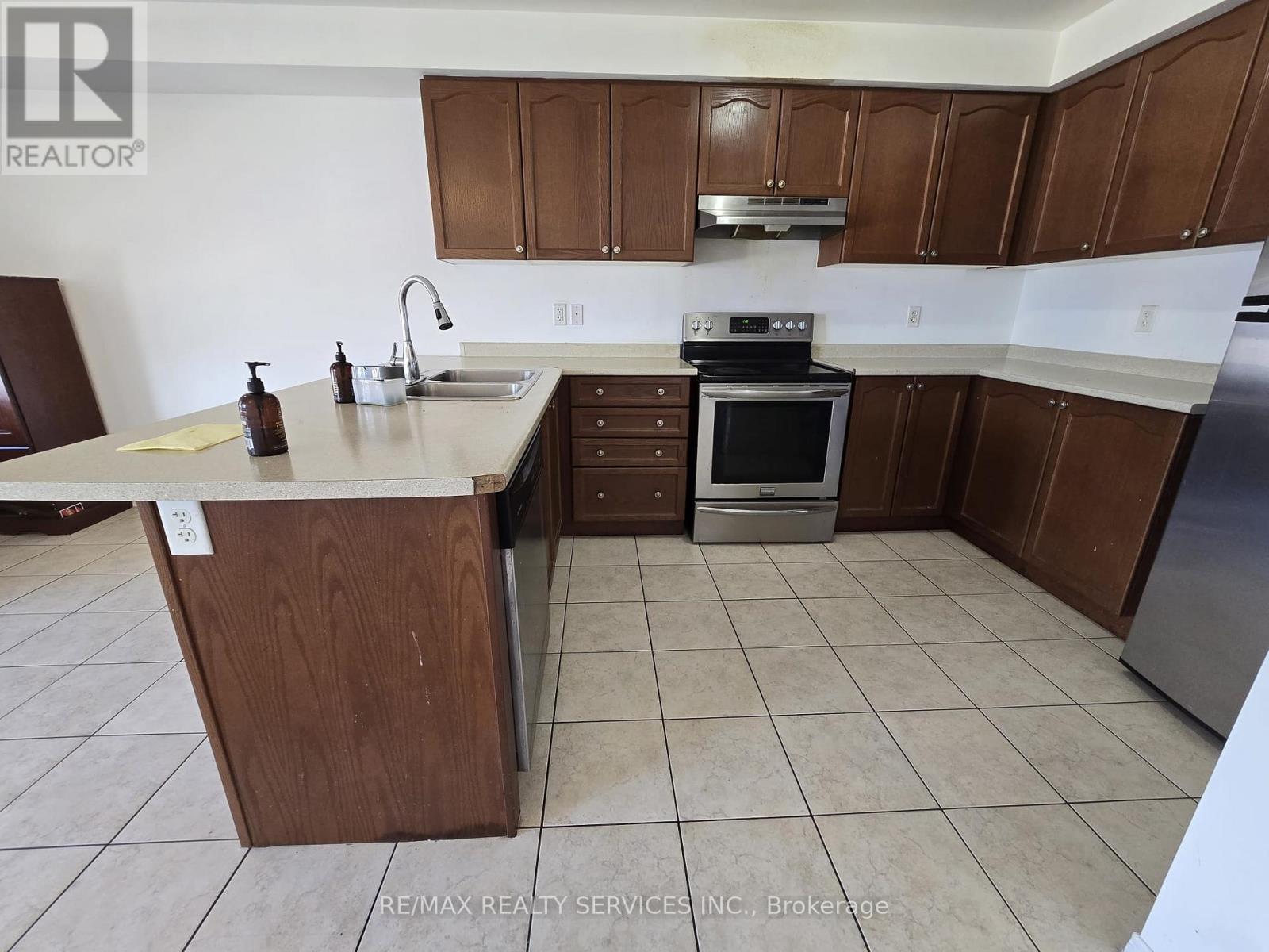 43 Seachart Place, Brampton, Ontario  L6P 3E1 - Photo 7 - W12726404