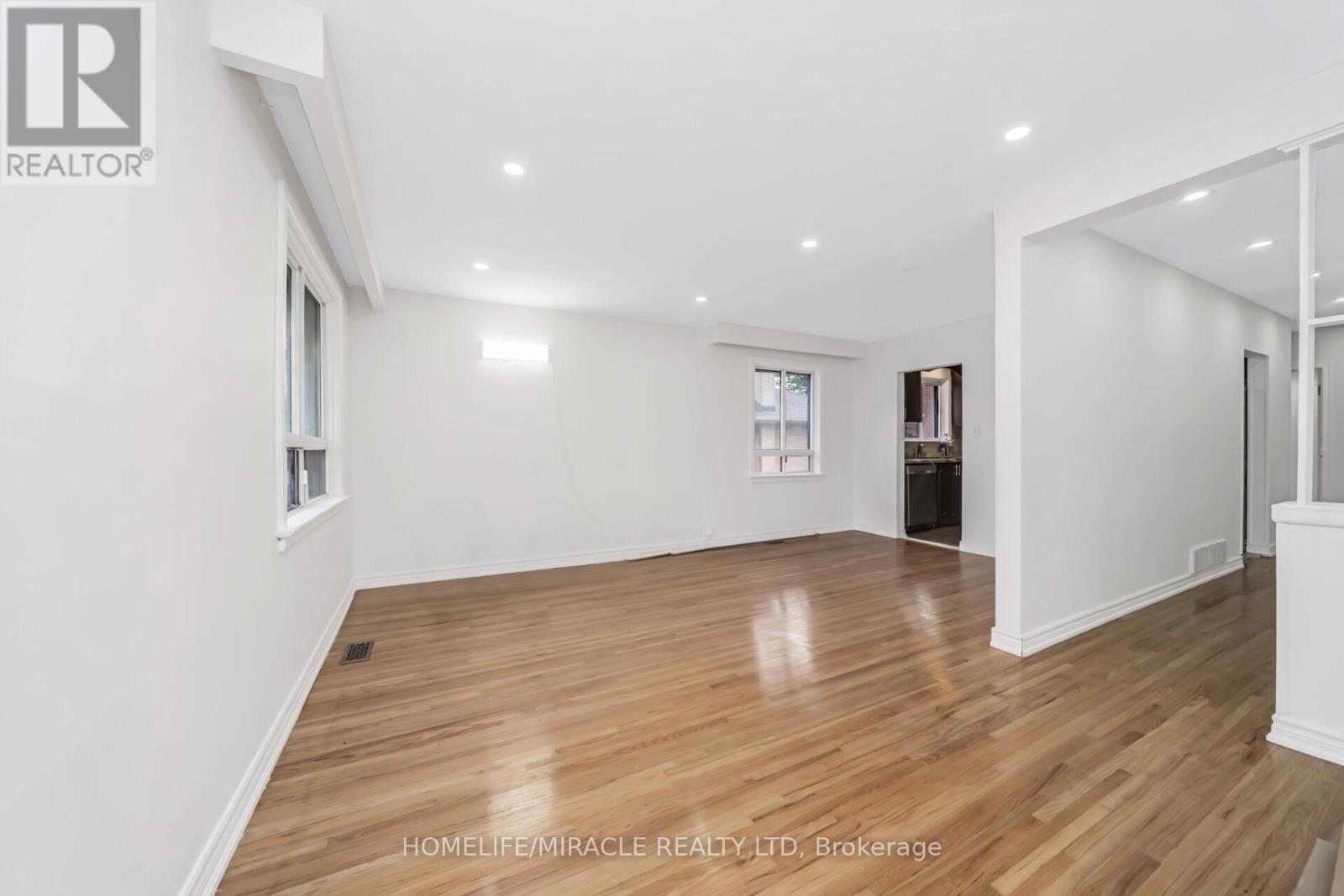 149 Wincott Drive, Toronto, Ontario  M9R 2P9 - Photo 10 - W12726462