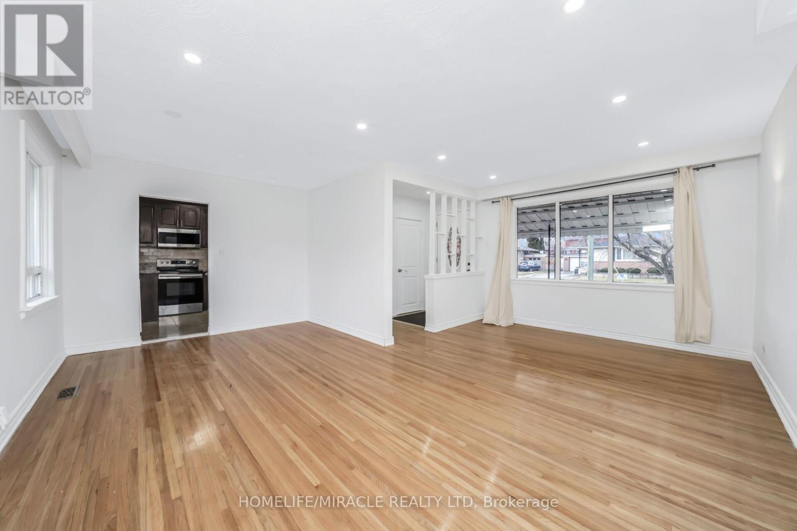 149 Wincott Drive, Toronto, Ontario  M9R 2P9 - Photo 11 - W12726462