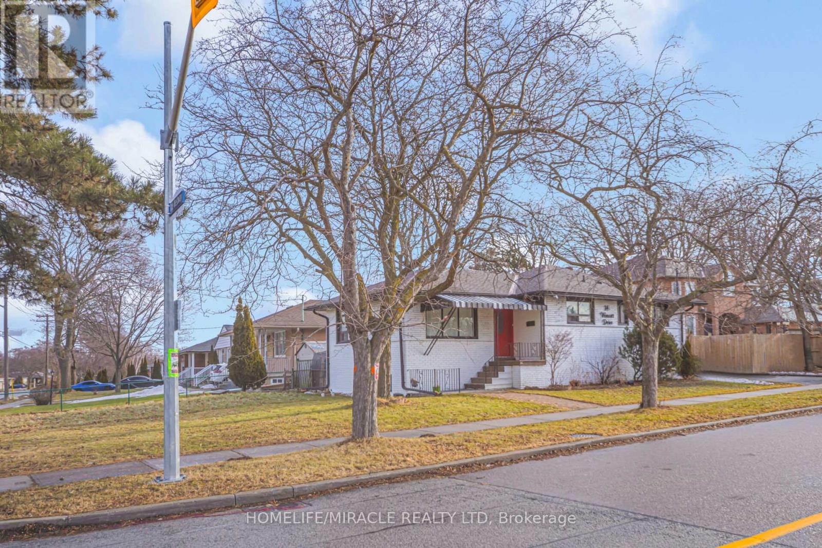149 Wincott Drive, Toronto, Ontario  M9R 2P9 - Photo 2 - W12726462