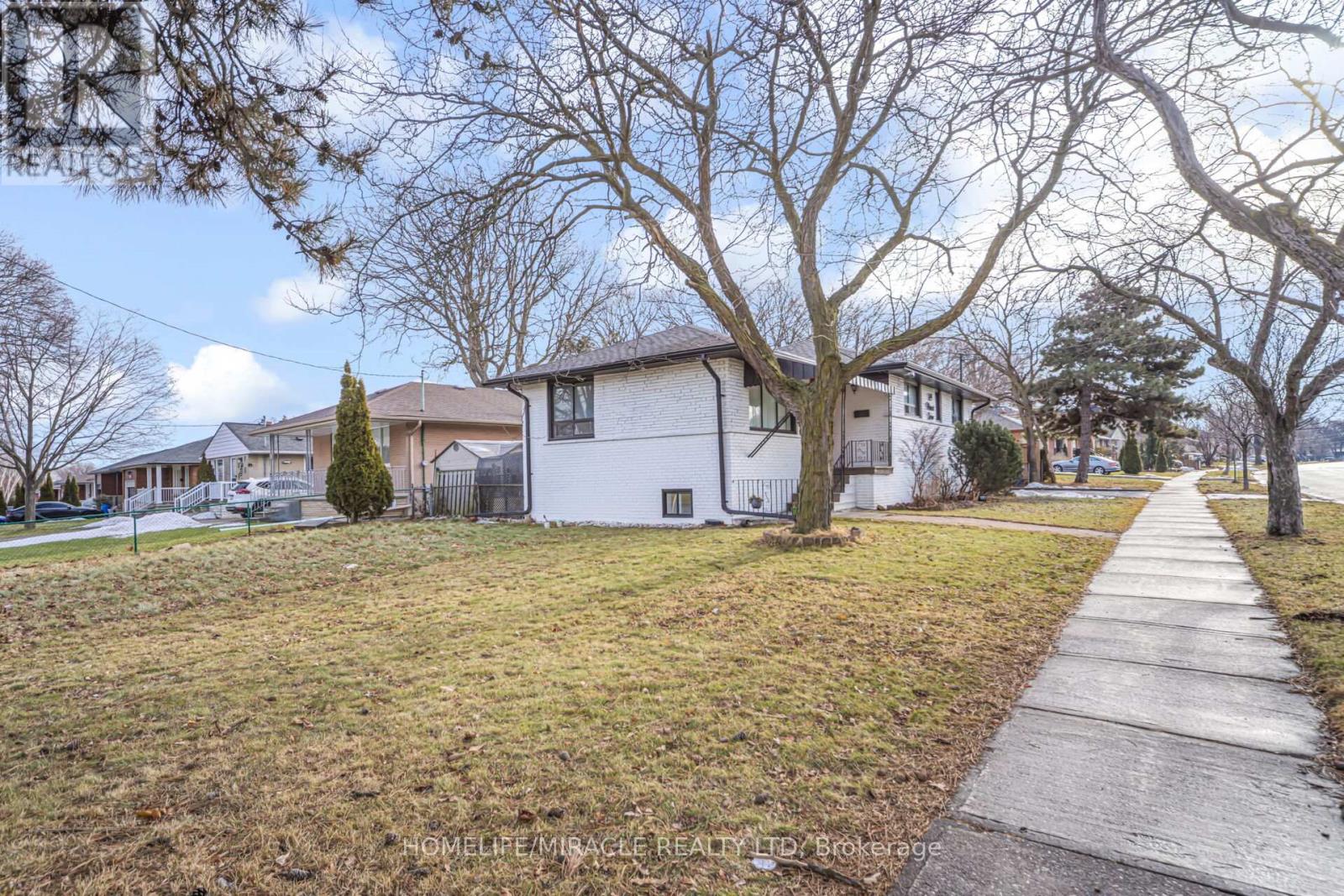 149 Wincott Drive, Toronto, Ontario  M9R 2P9 - Photo 3 - W12726462