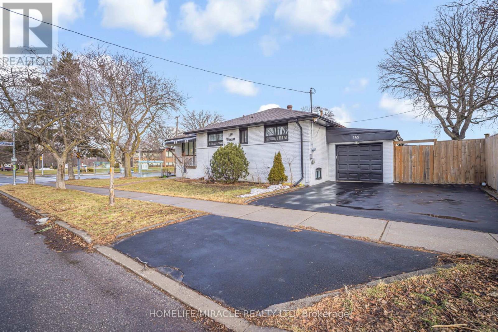 149 Wincott Drive, Toronto, Ontario  M9R 2P9 - Photo 4 - W12726462