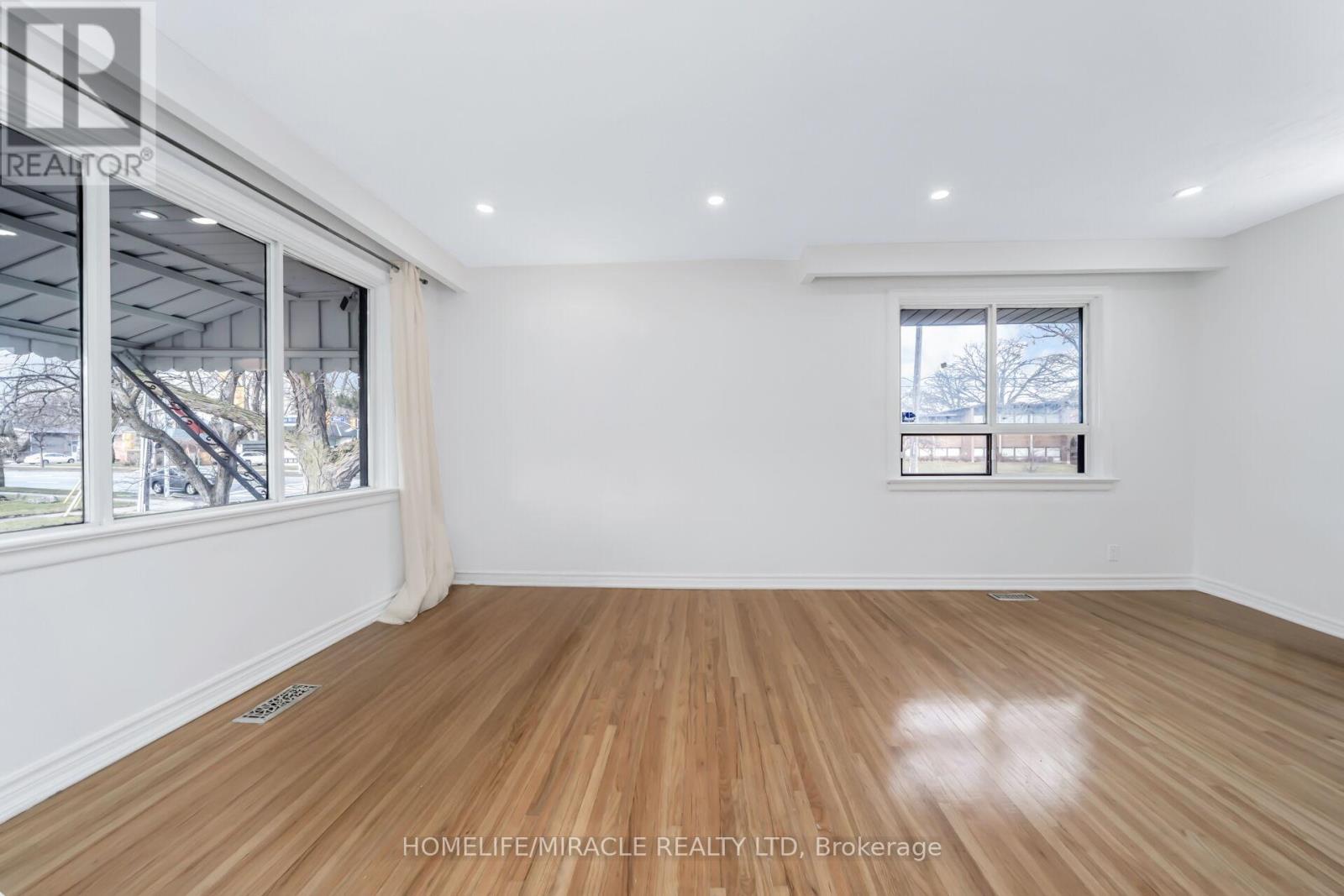 149 Wincott Drive, Toronto, Ontario  M9R 2P9 - Photo 9 - W12726462