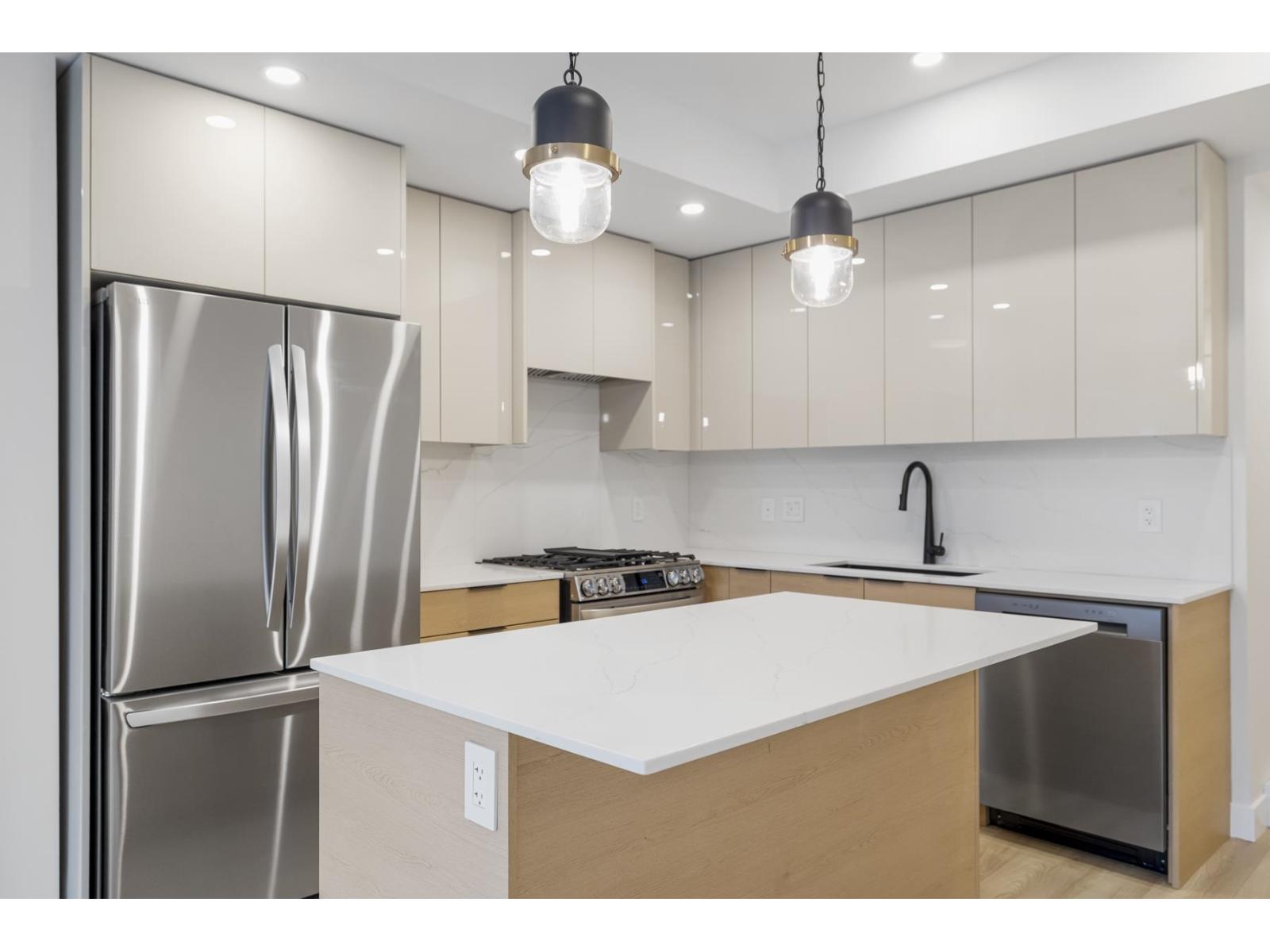 203 15353 17 AVENUE, Surrey, British Columbia