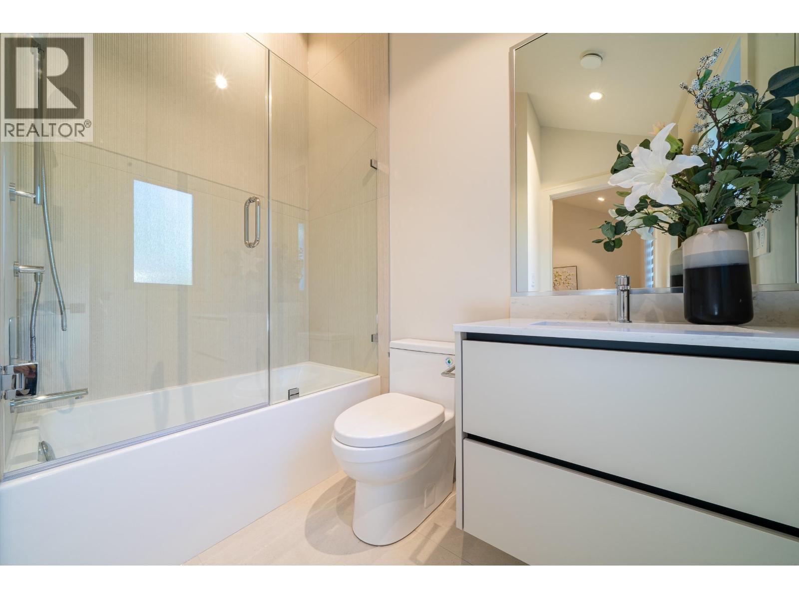 Listing Picture 21 of 28 : 3849 W 26TH AVENUE, Richmond / 烈治文 - 魯藝地產 Yvonne Lu Group - MLS Medallion Club Member