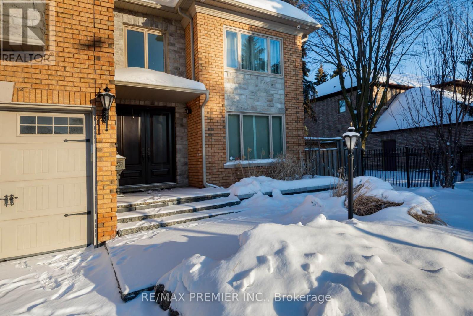 101 Woodgreen Drive N, Vaughan, Ontario  L4L 3S2 - Photo 2 - N12726488