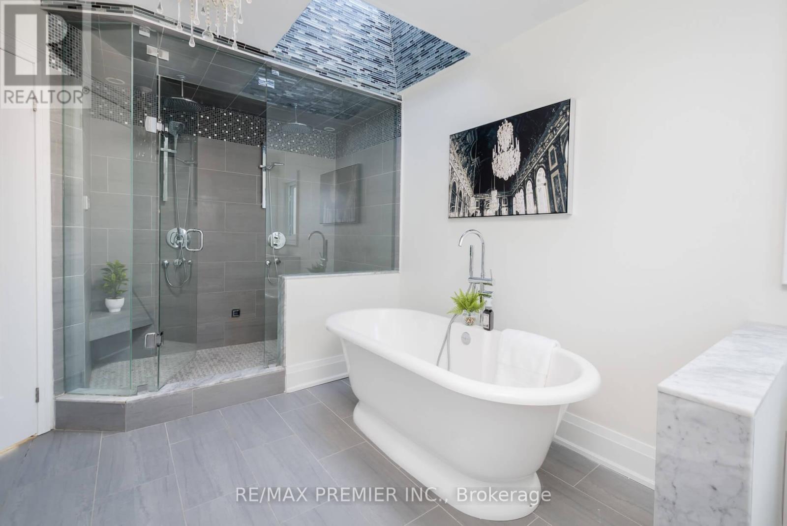 101 Woodgreen Drive N, Vaughan, Ontario  L4L 3S2 - Photo 28 - N12726488