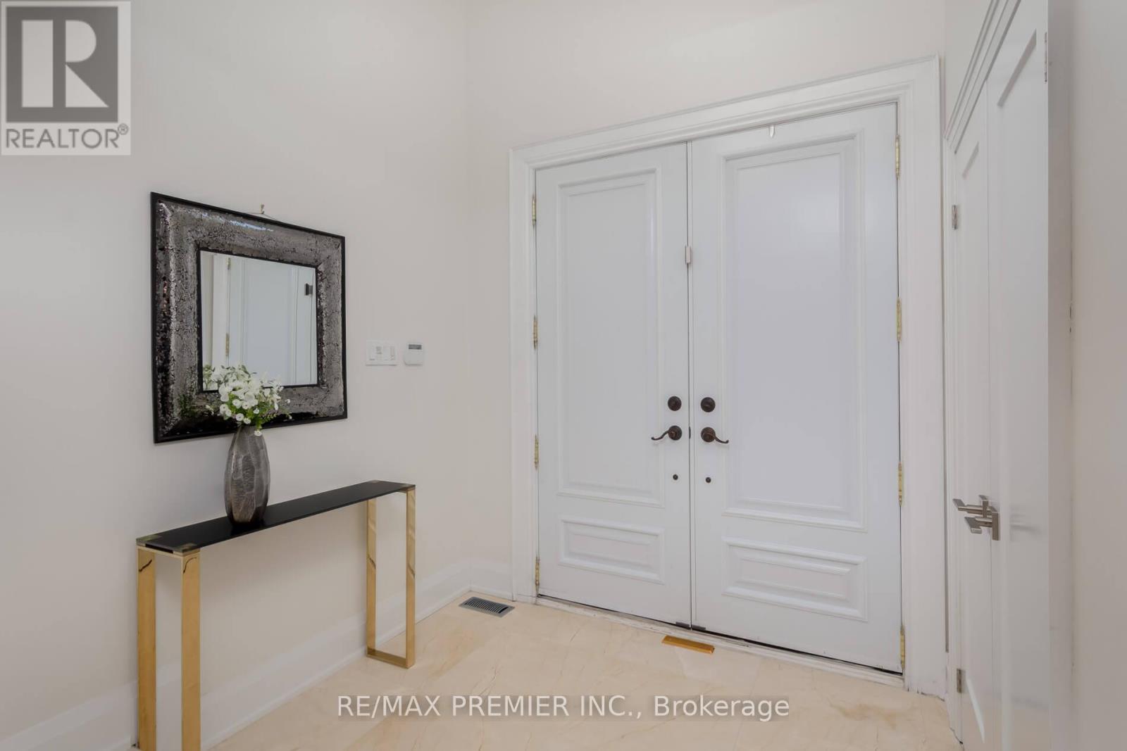 101 Woodgreen Drive N, Vaughan, Ontario  L4L 3S2 - Photo 3 - N12726488