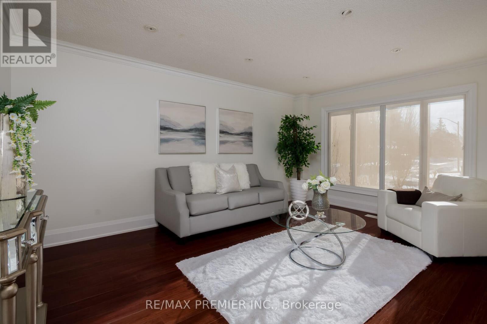 101 Woodgreen Drive N, Vaughan, Ontario  L4L 3S2 - Photo 6 - N12726488