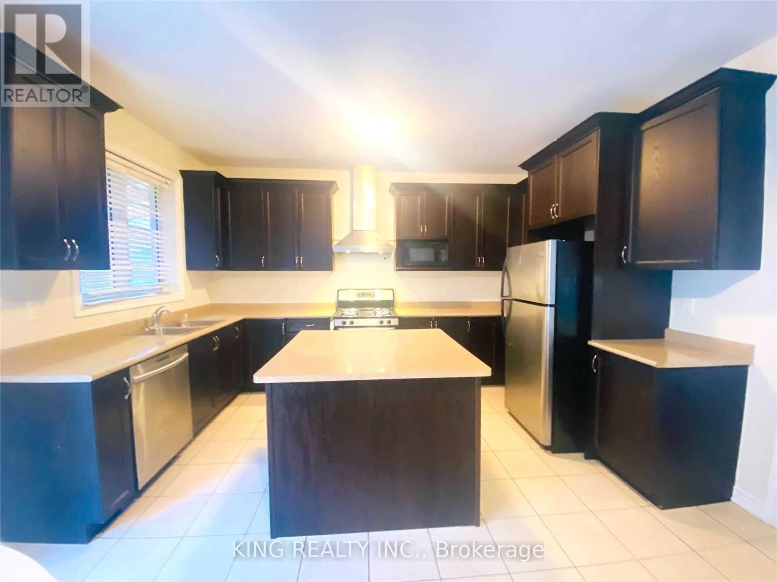 Upper - 43 Hoxton Road, Brampton, Ontario  L7A 4L5 - Photo 4 - W12726484