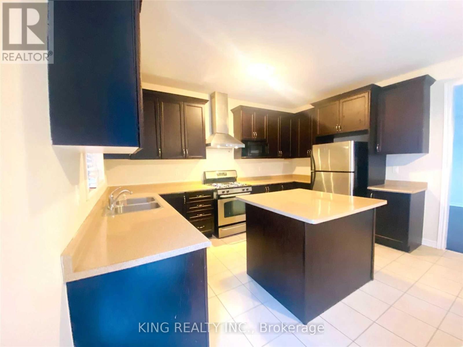 Upper - 43 Hoxton Road, Brampton, Ontario  L7A 4L5 - Photo 6 - W12726484