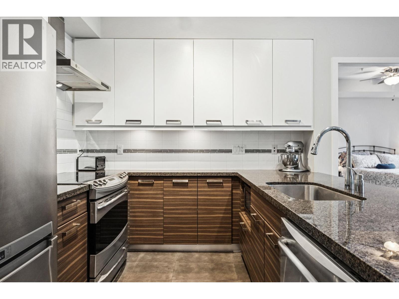 302 1273 Marine Drive, North Vancouver, British Columbia V7P 1T3 - Photo 11 - R3082348