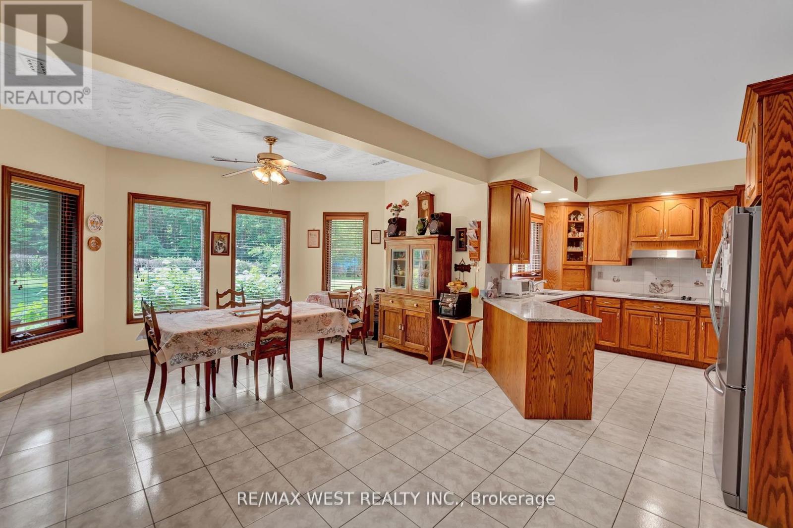 805 Centre Road, Hamilton, Ontario  L8B 1M4 - Photo 4 - X12726552