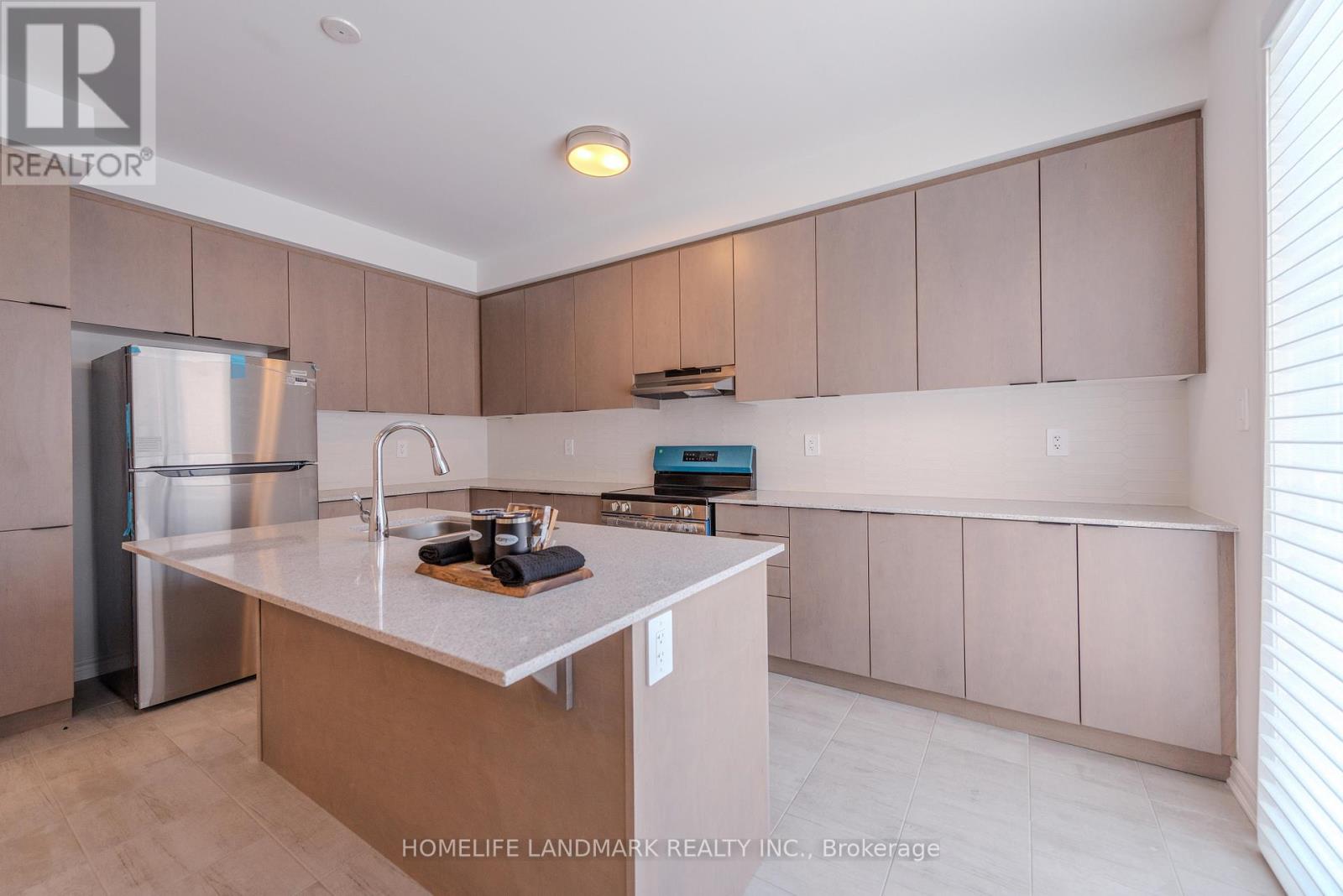 7 Moss Drive, Markham, Ontario  L6C 3S8 - Photo 4 - N12687224