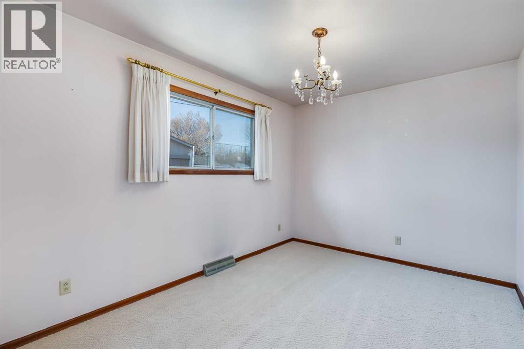 732 Hunts Crescent Nw, Calgary, Alberta  T2K 4H9 - Photo 15 - A2280789