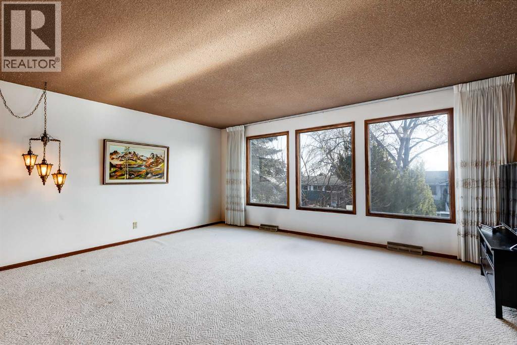 732 Hunts Crescent Nw, Calgary, Alberta  T2K 4H9 - Photo 3 - A2280789