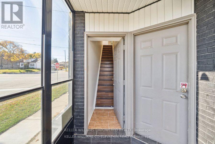 Upper Level - 681 Scarlett Road, Toronto, Ontario  M9P 2T3 - Photo 8 - W12726652