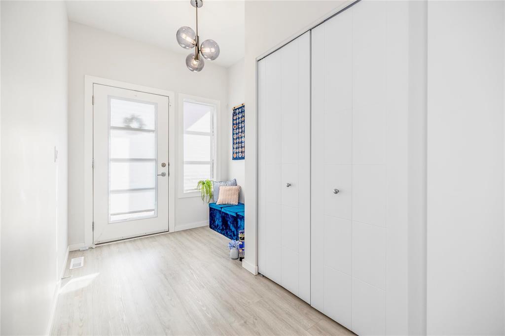 761 Bridge Lake Drive, Winnipeg, Manitoba  R3Y 0Y8 - Photo 5 - 202601141