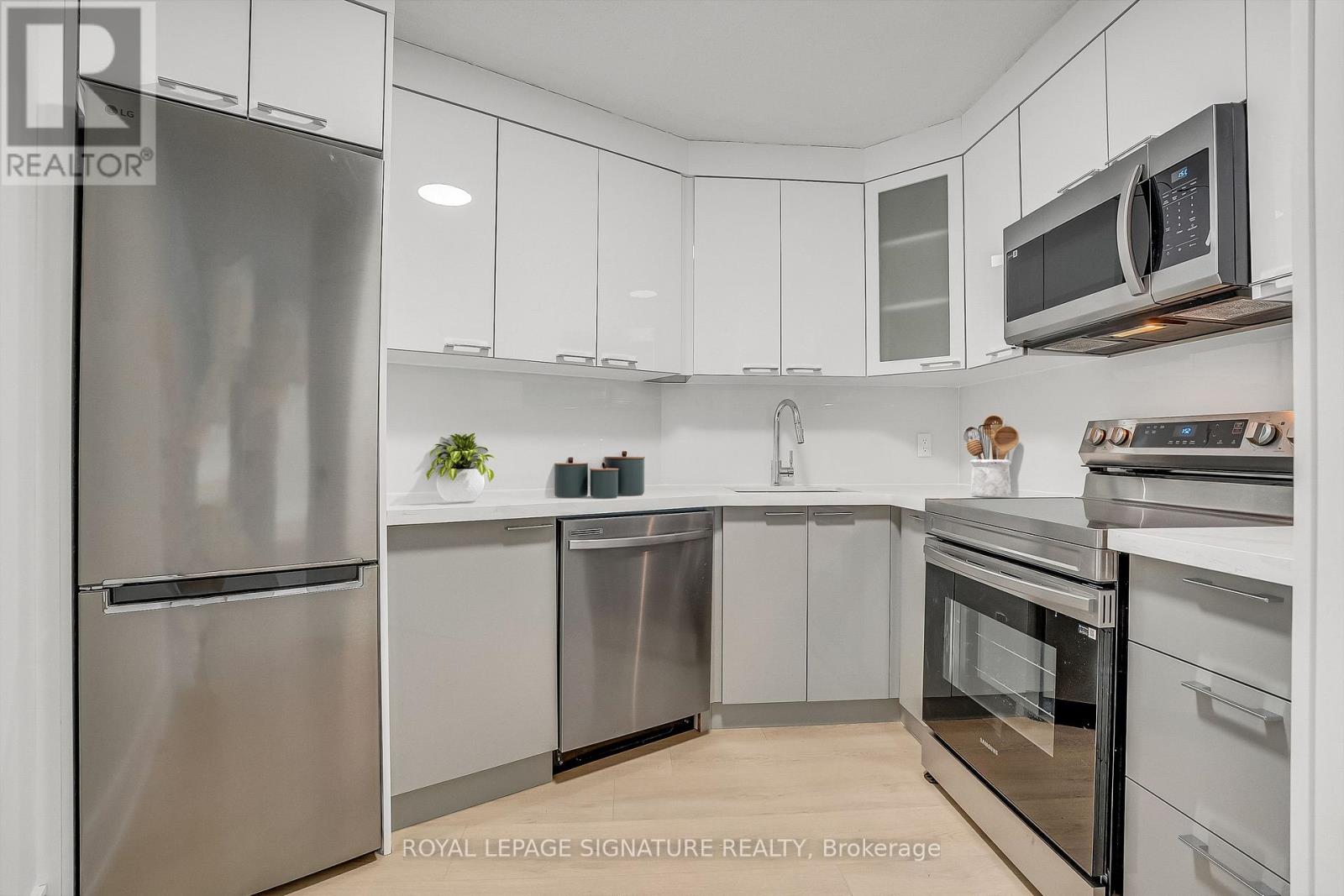 2507 - 270 Queens Quay W, Toronto, Ontario  M5J 2N4 - Photo 8 - C12723792