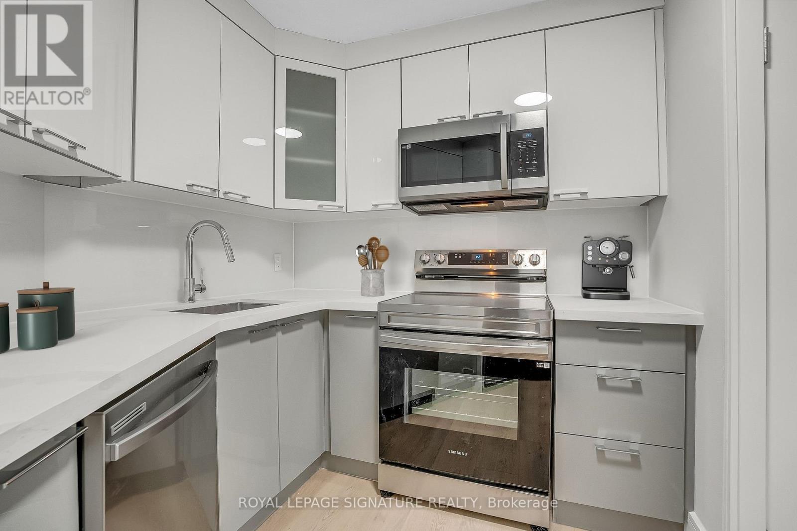 2507 - 270 Queens Quay W, Toronto, Ontario  M5J 2N4 - Photo 9 - C12723792