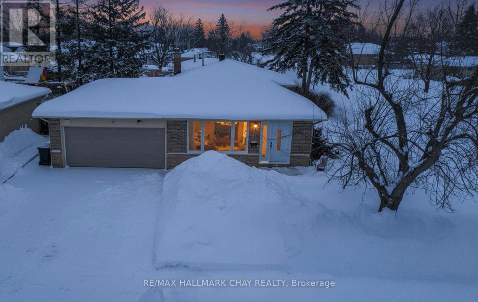 15 Curtiss Court, Barrie, Ontario  L4M 2M6 - Photo 2 - S12723288