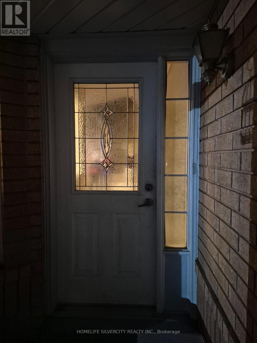 35 Alaskan Summit Court N, Brampton, Ontario  L6R 1P1 - Photo 2 - W12726812